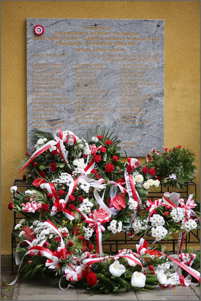 Tablica upamiętniająca walczących pod Monte Cassino