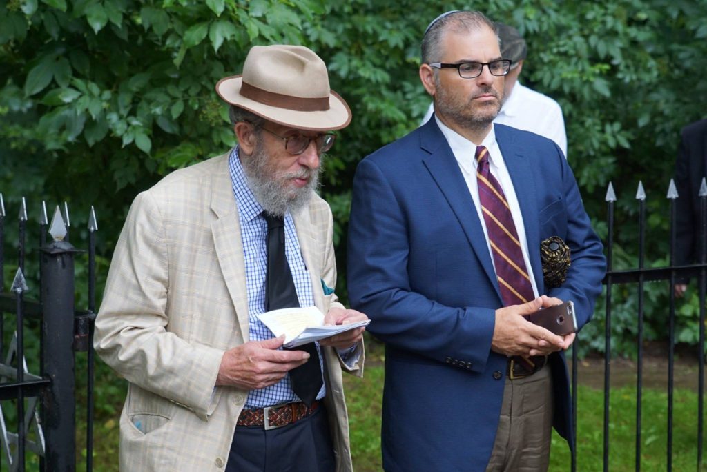 Od lewej: Prof.Jonathan Webber z Uniwersytetu Jagielońskiego w Krakowie i Avi Baumol, wysłannik Naczelnego Rabina RP przy mogile zamordowanych w 1942 r podczas obchodów 75-lecia