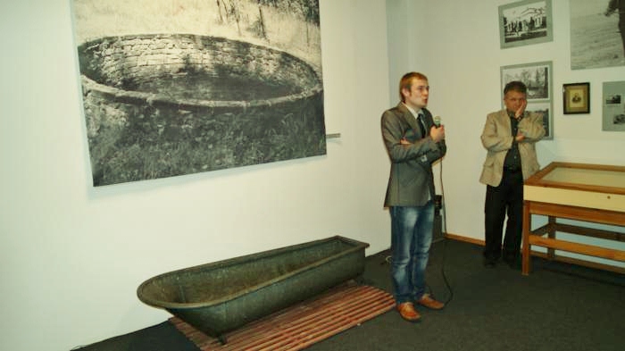 Fot. Piotr Witalis - autor wystawy "Zapomniany Latoszyn", opowiada o przygotowaniach do ekspozycji.